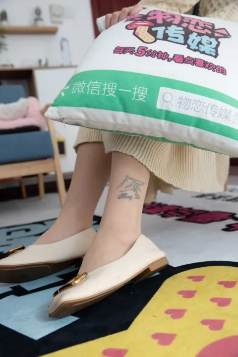 有人拿着一个枕头，上面有女人的腿照片