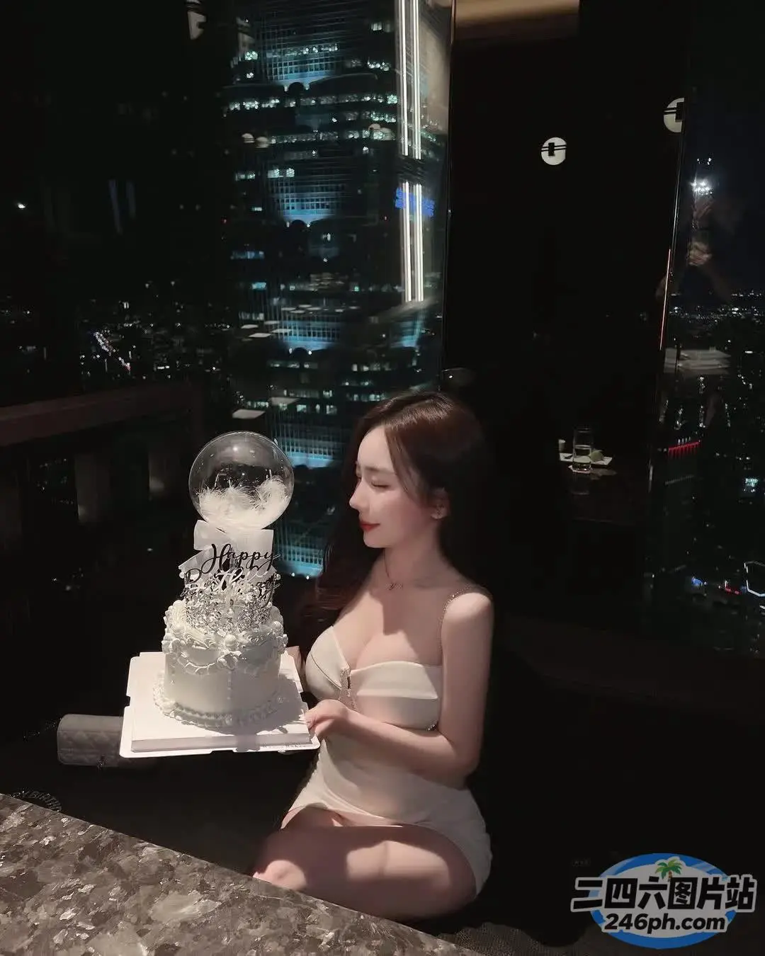 女人坐在柜台上，面前放着蛋糕