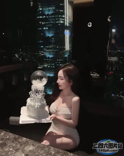 女人坐在柜台上，面前放着蛋糕