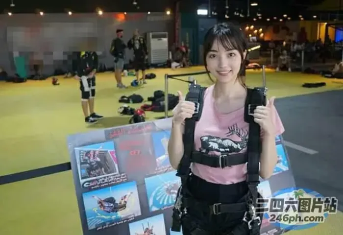 有一个女人手里拿着一部手机