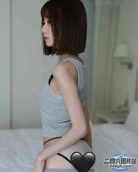 一个穿着灰色上衣和黑色内裤的女人的特写