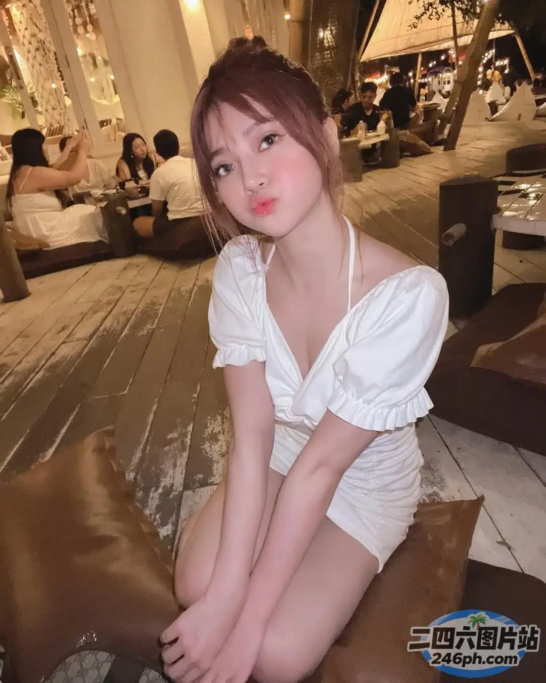房间里有个女人坐在枕头上