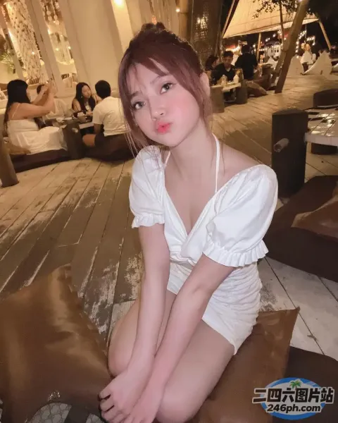 房间里有个女人坐在枕头上