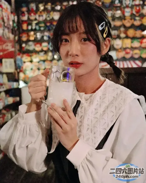 有一个女人手里拿着一杯牛奶