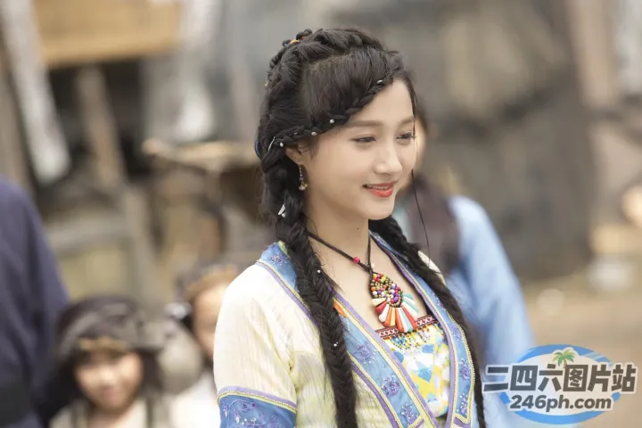 扎着辫子和五颜六色连衣裙的阿拉夫女人站在人群面前