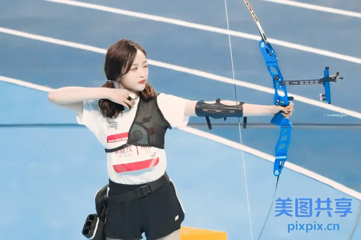 女子在比赛中手持弓箭