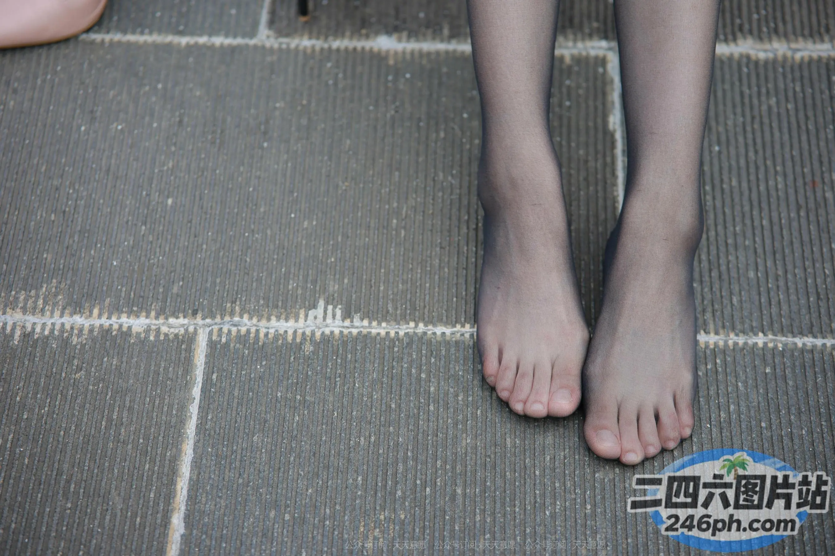 有一个人赤脚站在瓷砖地板上