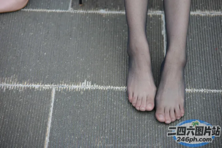 有一个人赤脚站在瓷砖地板上