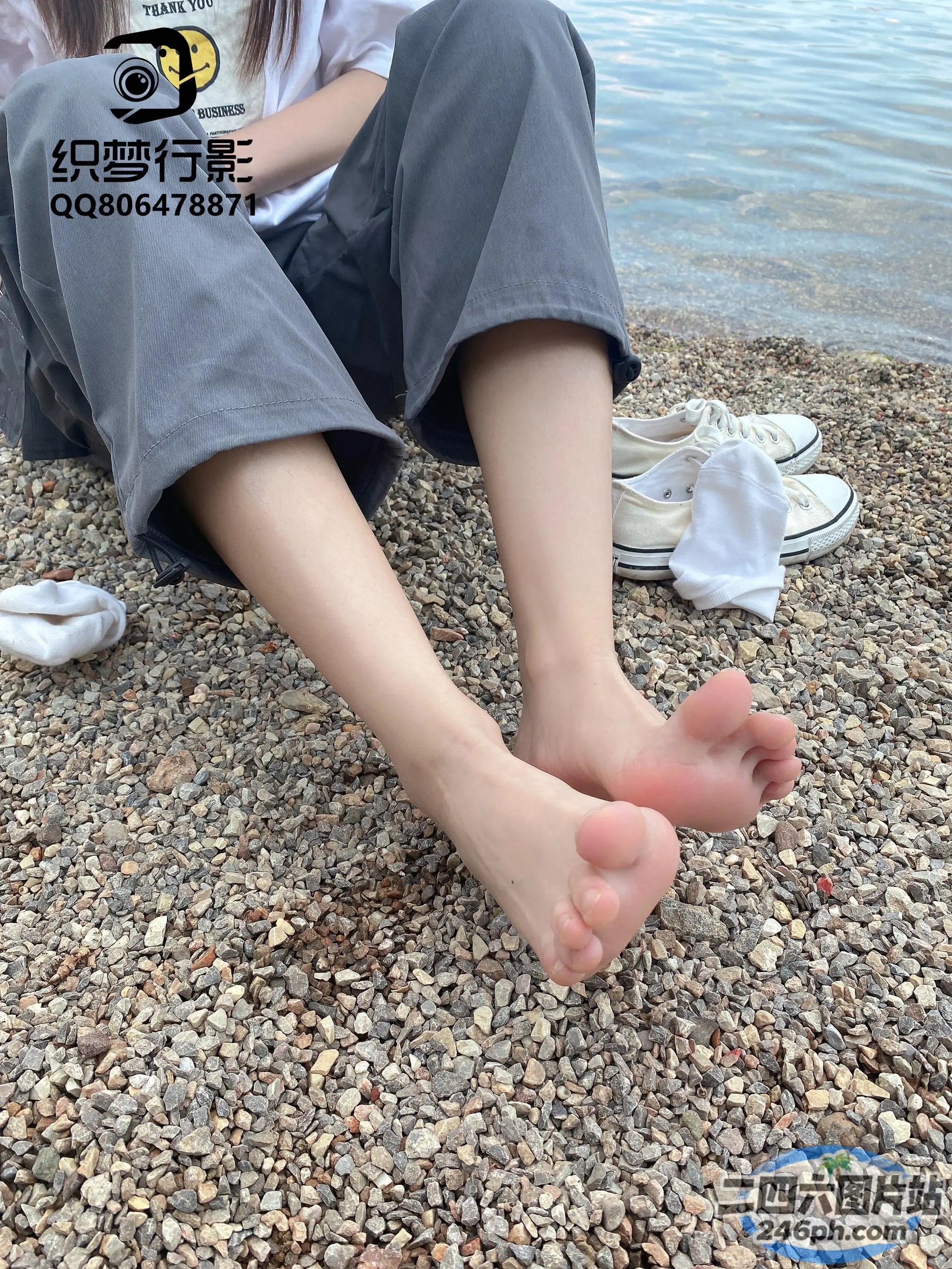 有一个女人坐在海滩上，双叉