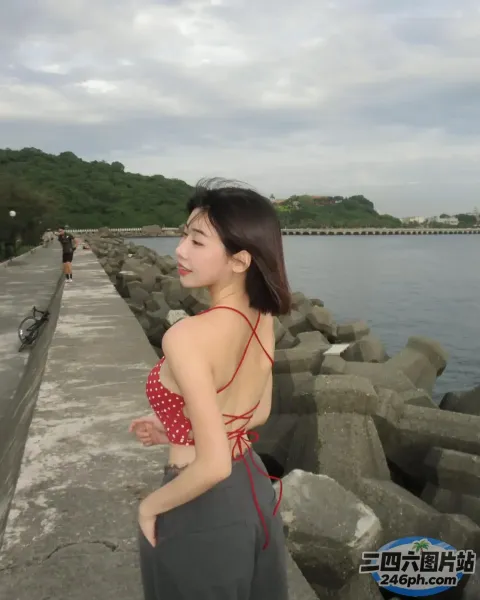 水边的码头上站着一个女人
