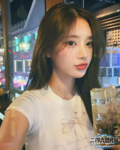一个女人拿着一杯水的特写