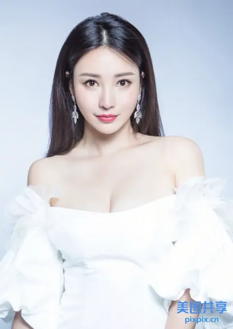 一个穿着白色连衣裙摆姿势拍照的女人的特写