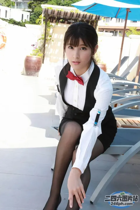 椅子上坐着一个穿着黑白服装的女人