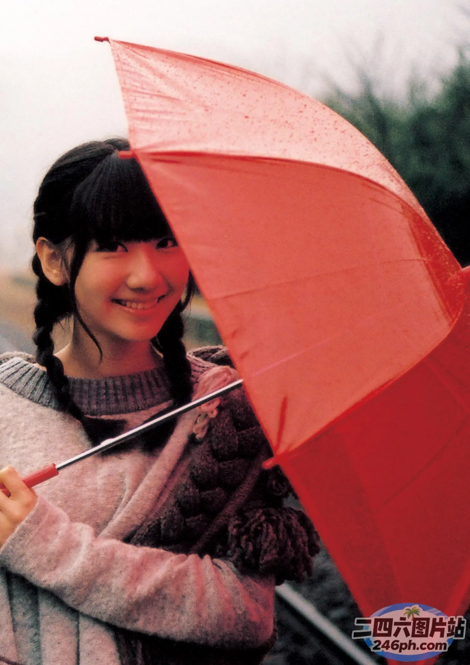 雨天有个女人撑着红伞