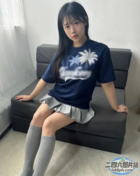 一个女人坐在沙发上，穿着裙子和袜子