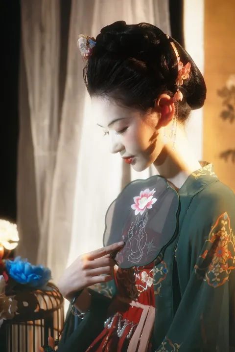 穿着和服拿着扇子和鸟笼的 araffe 女人
