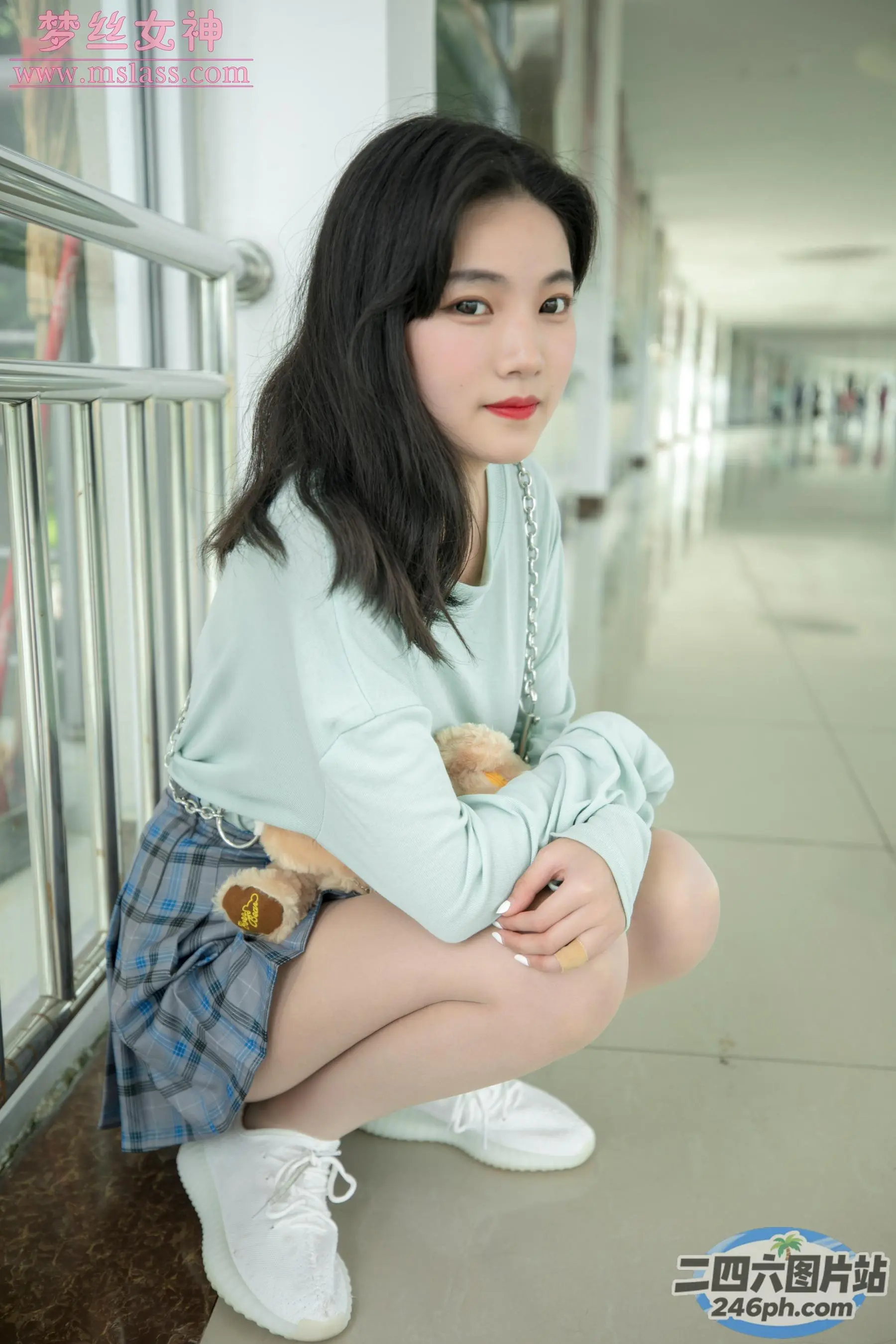 阿拉菲女孩和一只泰迪熊坐在地上