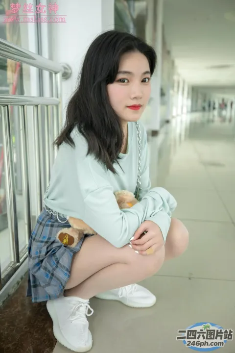 阿拉菲女孩和一只泰迪熊坐在地上