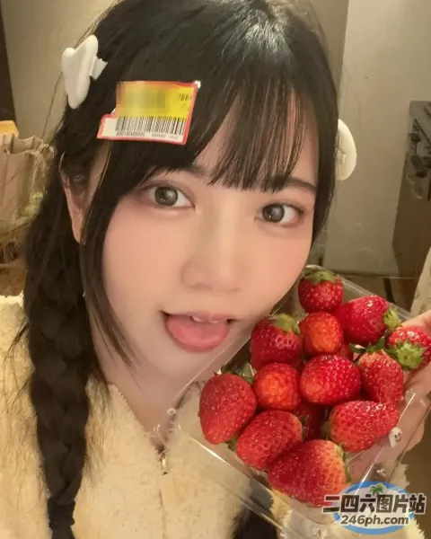 阿拉夫德亚洲妇女拿着一个贴有价格标签的草莓容器