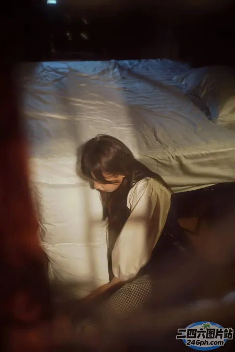 床前的地板上坐着一个女人