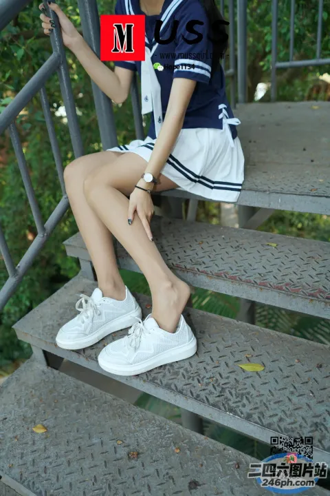 有个女人坐在楼梯上，手里拿着手机
