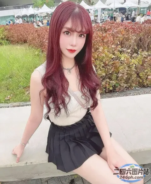 红发坐在长凳上的阿拉菲德女人