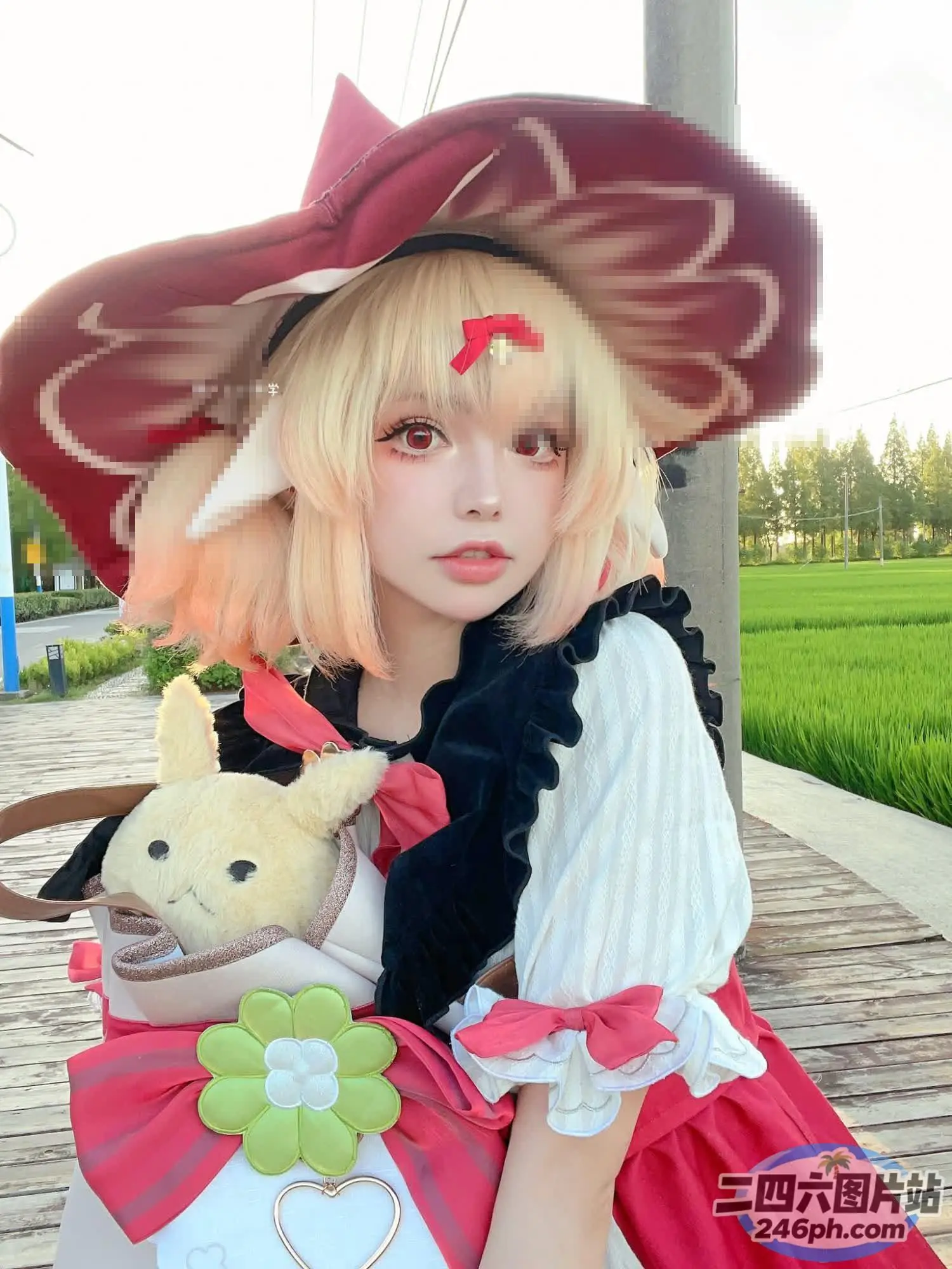 金发女孩，戴着红色帽子和白色连衣裙，手里拿着一只泰迪熊