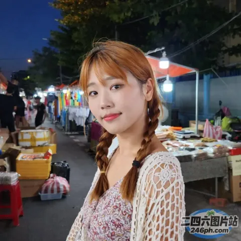 有一个女人站在一个市场里，里面有很多食物