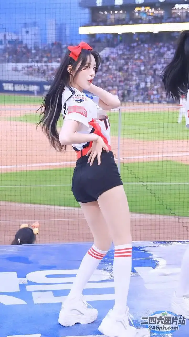 田野上穿着制服的人的特写