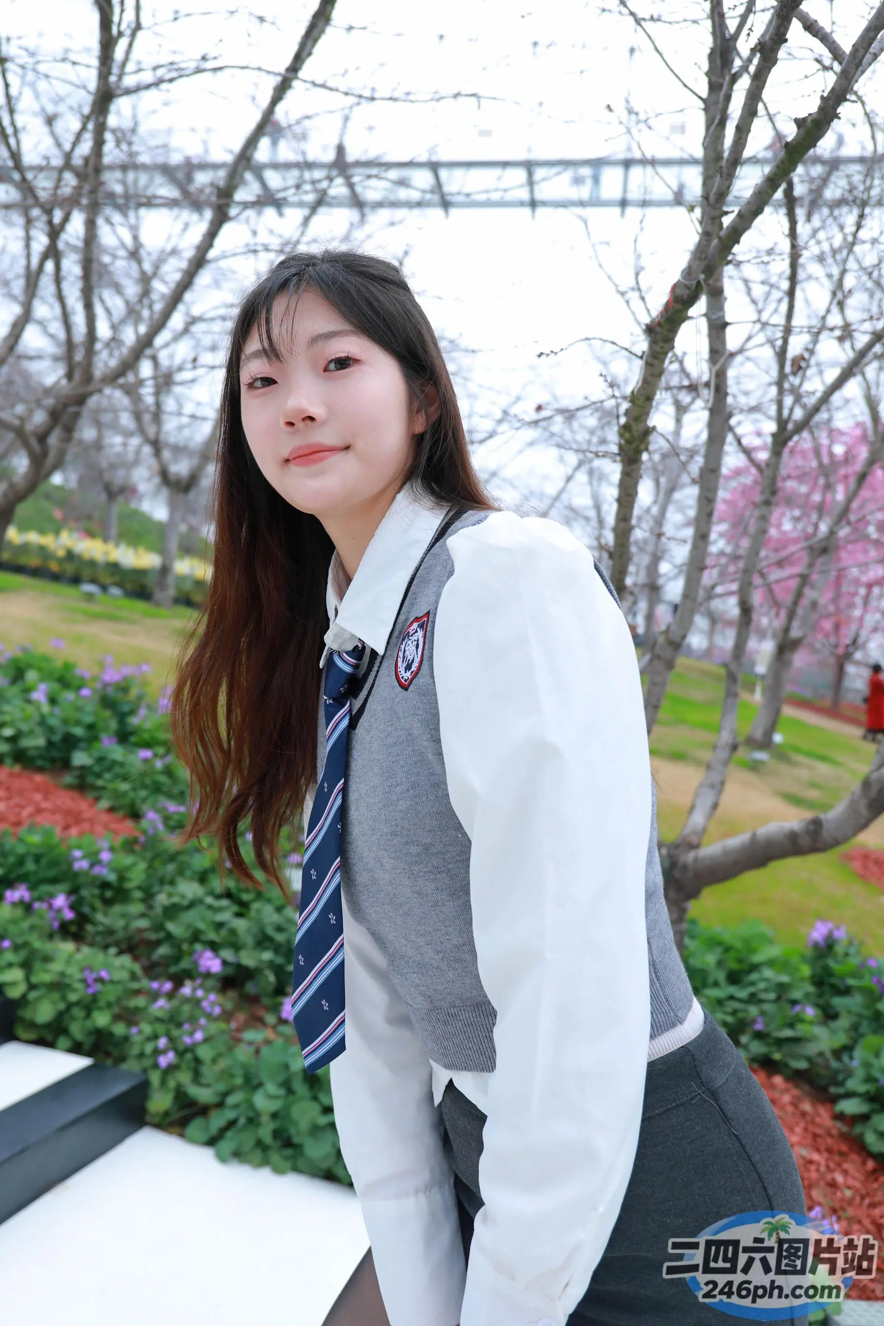 有个身穿校服的女人摆姿势拍照