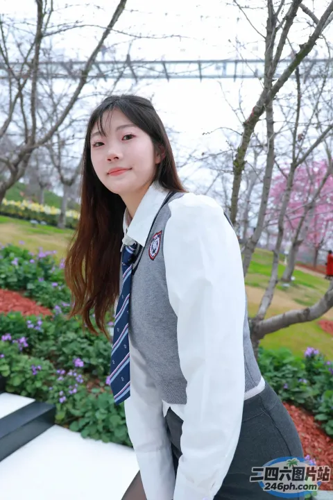 有个身穿校服的女人摆姿势拍照