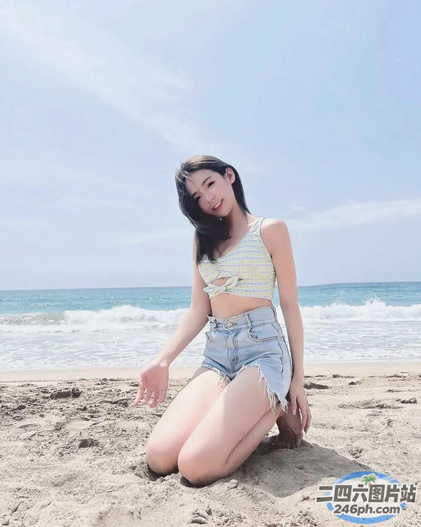 一名女子盘腿坐在海滩上