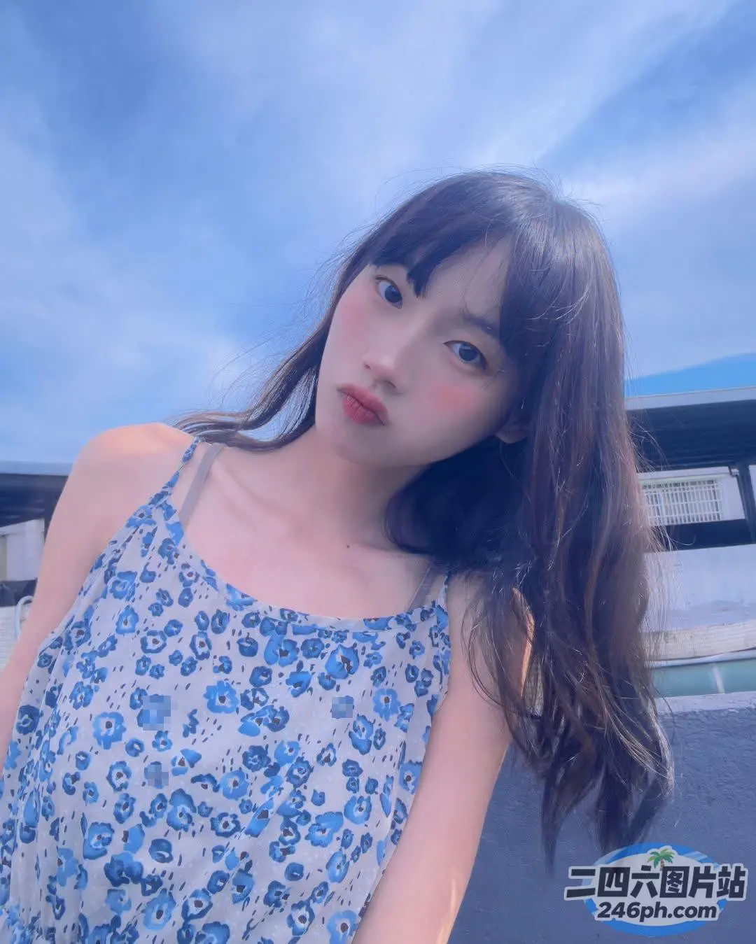 一位穿着蓝色连衣裙的长发女子的特写