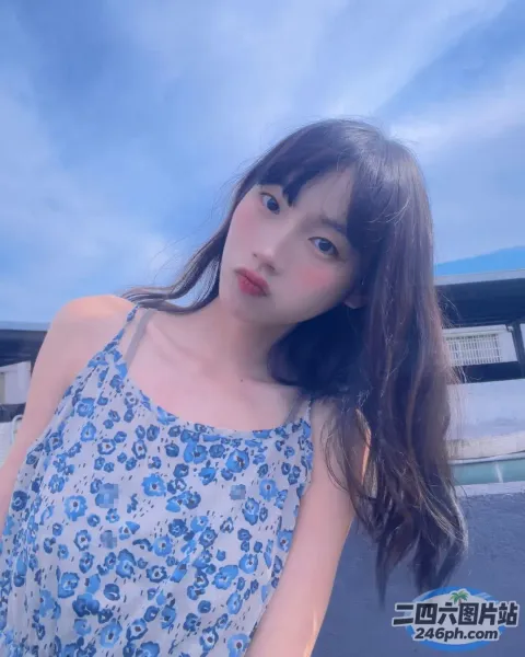 一位穿着蓝色连衣裙的长发女子的特写