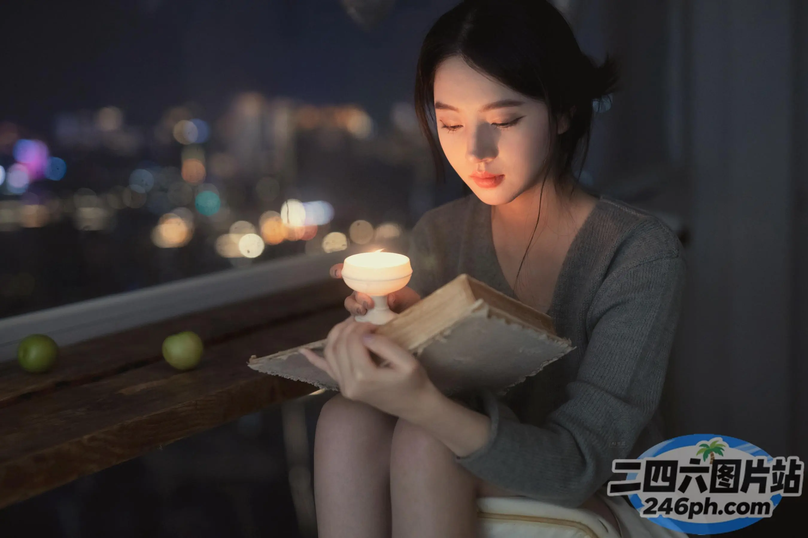 有个女人坐在椅子上看书，手里拿着蜡烛