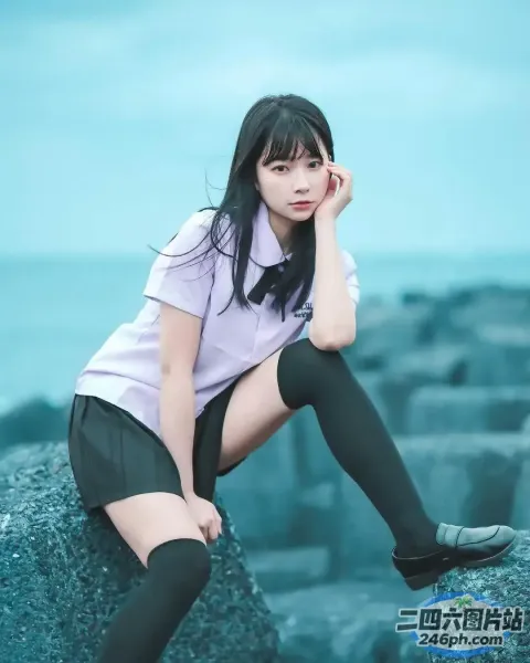 一名女子盘腿坐在岩石上