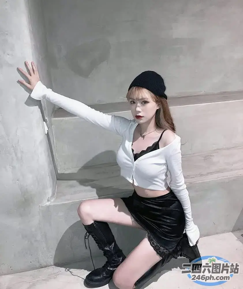 一名身穿白衬衫和黑色裙子的女子合影留念