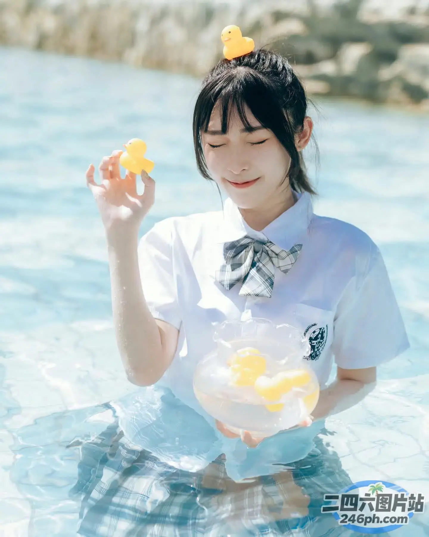 一个穿着白衬衫和蓝色裙子的女人，手里拿着一只黄色的鸭子