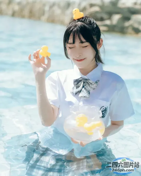 一个穿着白衬衫和蓝色裙子的女人，手里拿着一只黄色的鸭子