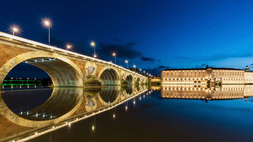 阿拉费德桥 （Arafed Bridge） 横跨一片水域，背景是一座建筑