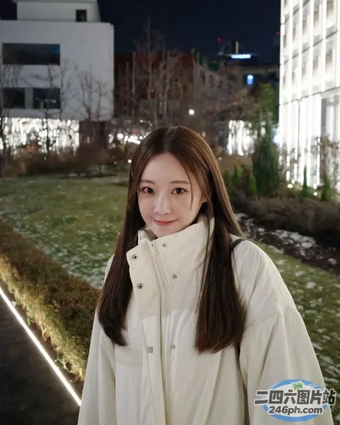 身穿白大褂的阿拉夫德女子站在一栋建筑前