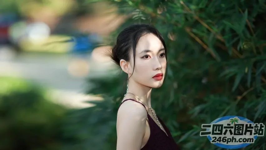 有一个女人站在灌木丛前