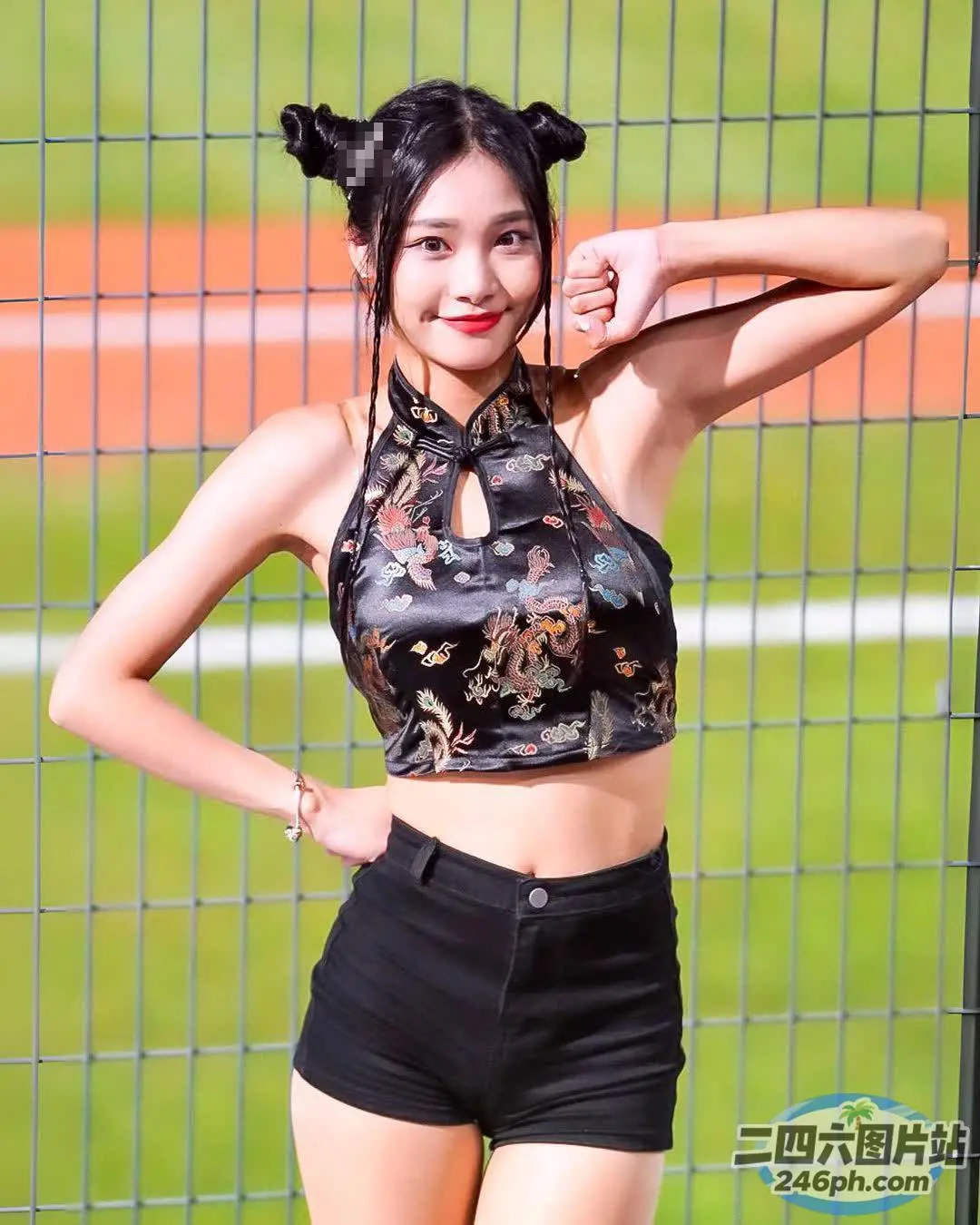 身穿黑色上衣和黑色短裤的 araffe 女子合影留念