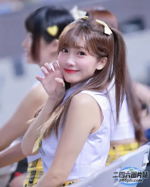 有个女人坐在椅子上，手里拿着手机