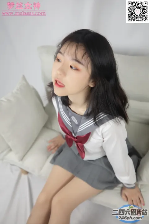 一个年轻女孩坐在沙发上的特写