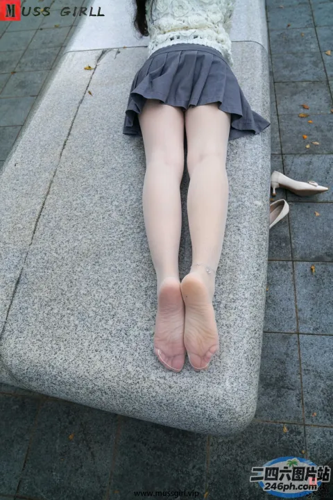 有个女人双腿交叉躺在长凳上