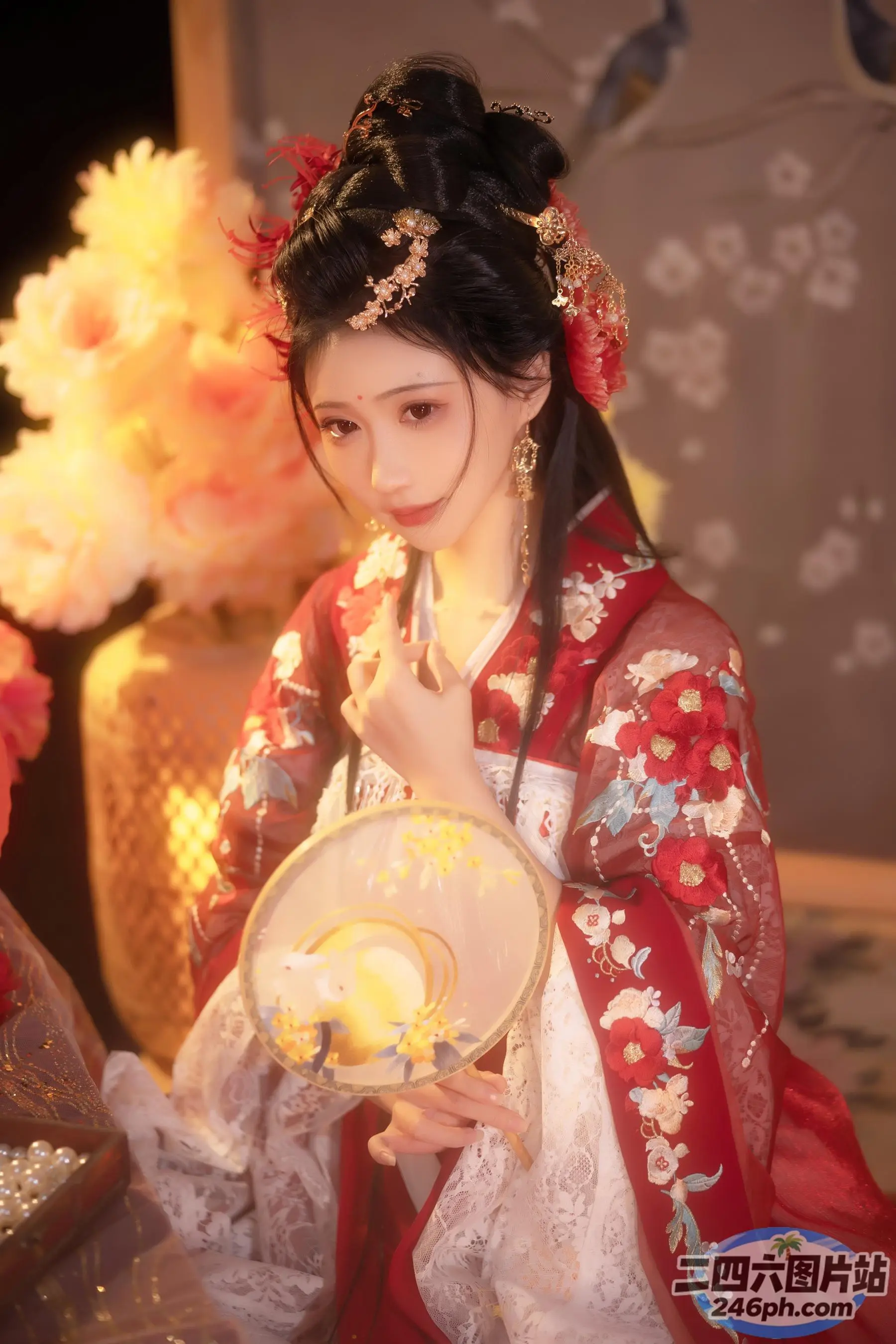 有个红裙女子拿着扇子