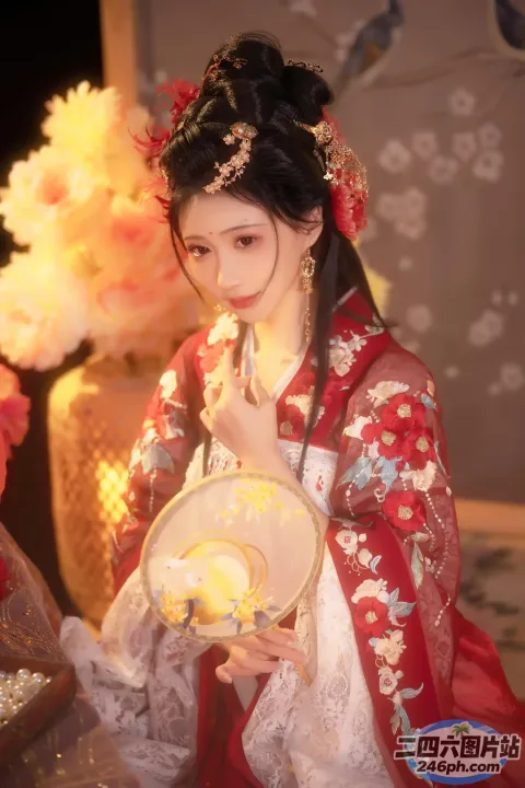 有个红裙女子拿着扇子