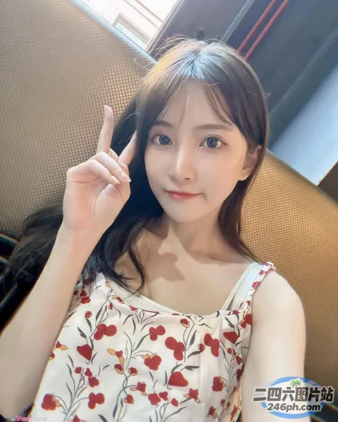 一个女人坐在沙发上拿着手机的特写