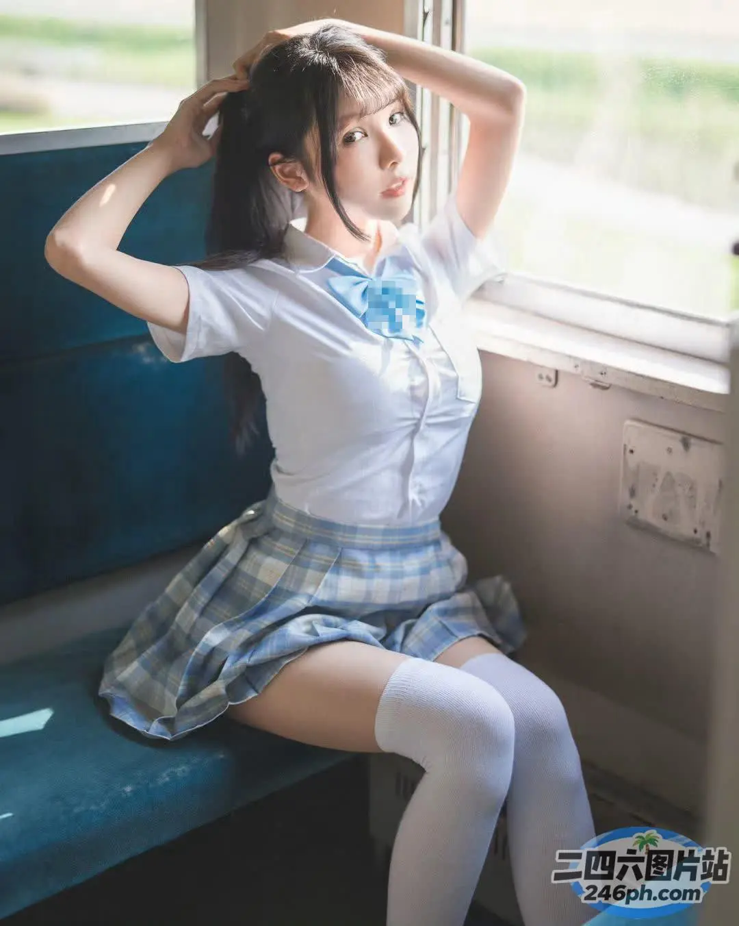 穿着校服坐在长凳上的阿拉夫德亚裔妇女
